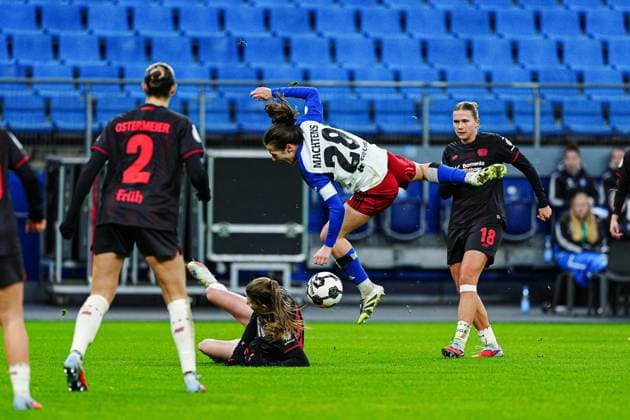 Lilla Turanyi (Bayer 04 Leverkusen, 24), Pauline Machtens (Hamburger SV, 28) GER, Hamburger SV vs. Bayer 04 Leverkusen, Frauen, Fussball, DFB-Pokal, Achtelfinale, Saison 2025 2026, 16.11.2025 GER, Hamburger SV vs. Bayer 04 Leverkusen, Frauen, Fussball, DFB-Pokal, Achtelfinale, Saison 2025 2026, 16.11.2025 Hamburg Copyright: xEibner-Pressefoto MarcelxvonxFehrnx EP_MFN