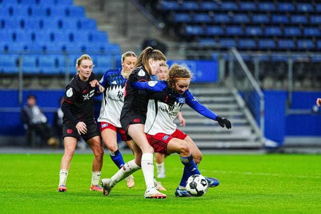 Lilla Turanyi (Bayer 04 Leverkusen, 24), Melanie Brunnthaler (Hamburger SV, 11) GER, Hamburger SV vs. Bayer 04 Leverkusen, Frauen, Fussball, DFB-Pokal, Achtelfinale, Saison 2025 2026, 16.11.2025 GER, Hamburger SV vs. Bayer 04 Leverkusen, Frauen, Fussball, DFB-Pokal, Achtelfinale, Saison 2025 2026, 16.11.2025 Hamburg Copyright: xEibner-Pressefoto MarcelxvonxFehrnx EP_MFN