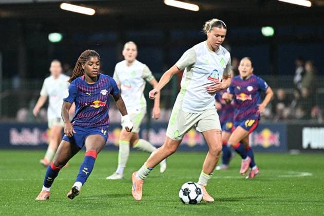 Fußball I Frauen I Saison 2025-2026 I DFB-Pokal I RB Leipzig - SV Werder Bremen I 16.11.2025 Delice Boboy (17, Rasenballsport Leipzig) läuft die ballspielende Larissa Mühlhaus (7, SV Werder Bremen) an Leipzig RB Trainingszentrum, Cottaweg 7 Sachsen Deutschland Copyright: xLobeca InesxHähnelx