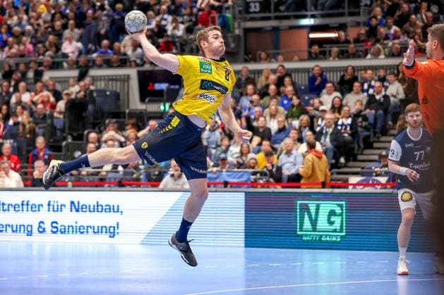 16.11.2025, Handball, HBL, Bergischer HC - Rhein-Neckar Löwen, Mitsubishi Electric HALLE Düsseldorf: Tim Nothdurft (Rhein-Neckar Löwen 08) wirft auf das Tor Nordrhein-Westfalen Deutschland