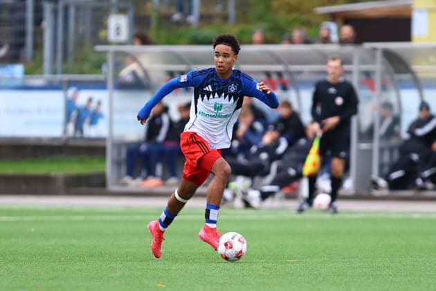 21 Arnaud Astel Riedel (Hamburger SV U21, U 21 Fußball I Herren I Regionalliga Nord I Saison 2025-2026 I 19. Spieltag I Hamburger SV U21 - HSC Hannover I 16.11.2025 I Stadion Hoheluft