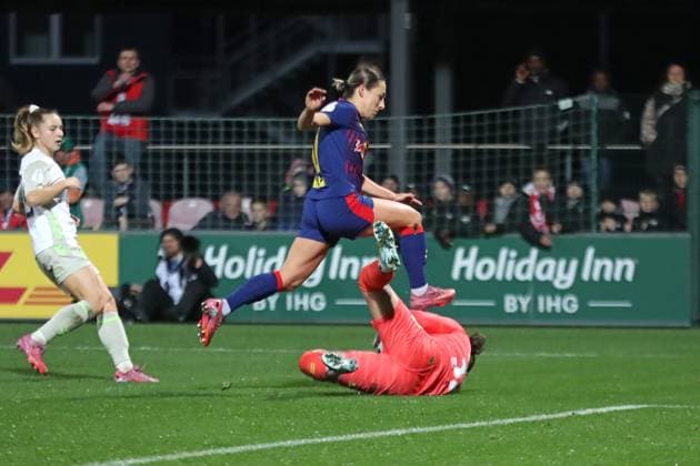 DFB-Pokal Frauen: RB Leipzig - SV Werder Bremen; 16.11.2025 Gina Chmielinski (10, RB Leipzig) im Sprung über Torwart Mariella El Sherif (39, Werder Bremen). Fußball, DFB-Pokal Frauen, Saison 2025 2026, Achtelfinale: RB Leipzig vs. SV Werder Bremen am 16.11.2025, Trainingszentrum Cottaweg, Leipzig. DFB REGULATIONS PROHIBIT ANY USE OF PHOTOGRAPHS AS IMAGE SEQUENCES AND OR QUASI-VIDEO. Copyright: xBEAUTIFULxSPORTS JanxKaeferx