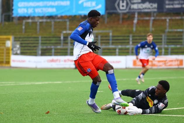 19 Raif Adam (Hamburger SV U21, U 21 , 12 Kevin Ansu (HSC Hannover) Fußball I Herren I Regionalliga Nord I Saison 2025-2026 I 19. Spieltag I Hamburger SV U21 - HSC Hannover I 16.11.2025 I Stadion Hoheluft