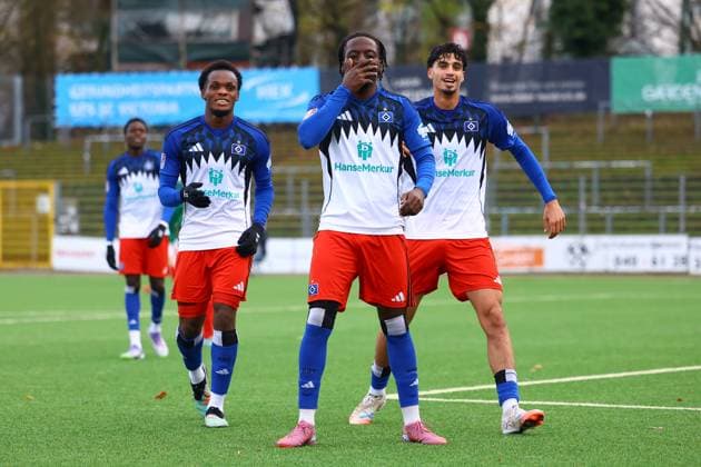 18 Glory Eliel Kiveta-Ndongalasiya (Hamburger SV U21, U 21 bejubelt seinen Treffer zum 4:1. Fußball I Herren I Regionalliga Nord I Saison 2025-2026 I 19. Spieltag I Hamburger SV U21 - HSC Hannover I 16.11.2025 I Stadion Hoheluft
