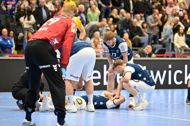 GER, 1.Daikin HBL , BHC06, BHC06 - Rhein-Näcker-Löwen 16.11.. 2025, Düsseldorf, Mitsubishi Electric-Halle , GER, 1.Liqui Moly HBL, 12.Spieltag BHC06 - Rhein-Näcker-Löwen 1.Liqui Moly HBL regulations prohibit any use of photographs as image sequences and or quasi-video im Bild Eloy Morante Maldonado ( BHC 33 ) liegt verletzt am Boden.
