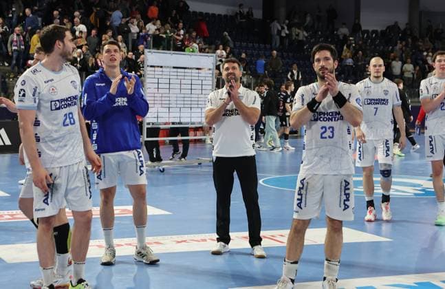16.11.2025 - Handball - 1. Bundesliga DAIKIN HBL - Saison 2025 2026 - 12. Spieltag: HC Erlangen Metropolregion Nürnberg HCE - TBV Lemgo Lippe - DaMa - xdaxmax - Jubel Freude nach Spielende - Florian Kehrmann (Trainer TBV Lemgo ) und Mannschaft Team