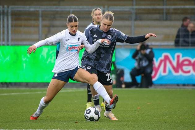 16.11.2025, xgrfx, Fussball DFB Pokal Frauen Achtelfinale , TSG Hoffenheim - Eintracht Frankfurt v.l. Selina Cerci (TSG Hoffenheim), Jella Veit (Eintracht Frankfurt) (DFL DFB REGULATIONS PROHIBIT ANY USE OF PHOTOGRAPHS as IMAGE SEQUENCES and or QUASI-VIDEO) Dietmar-Hopp Stadion