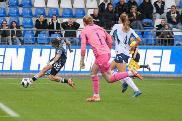16.11.2025, xgrfx, Fussball DFB Pokal Frauen Achtelfinale , TSG Hoffenheim - Eintracht Frankfurt v.l. Tor, Geraldine Reuteler (Eintracht Frankfurt) (DFL DFB REGULATIONS PROHIBIT ANY USE OF PHOTOGRAPHS as IMAGE SEQUENCES and or QUASI-VIDEO) Dietmar-Hopp Stadion