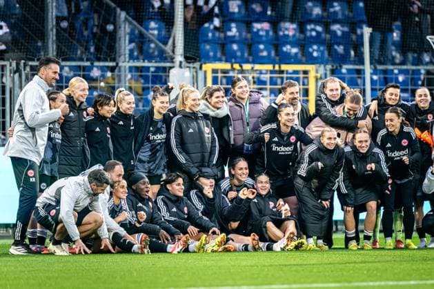 DFB-Pokal Frauen: TSG Hoffenheim - Eintracht Frankfurt; 16.11.2025 {E}, {A} und {B} posieren mit {Q}, {T} und weiteren Teamkolleginnen nach dem Spiel im Stadion DFB-Pokal der Frauen: TSG Hoffenheim gegen Eintracht Frankfurt, im Dietmar-Hopp Stadion in Hoffenheim. Copyright: xBEAUTIFULxSPORTS Gelhardtx