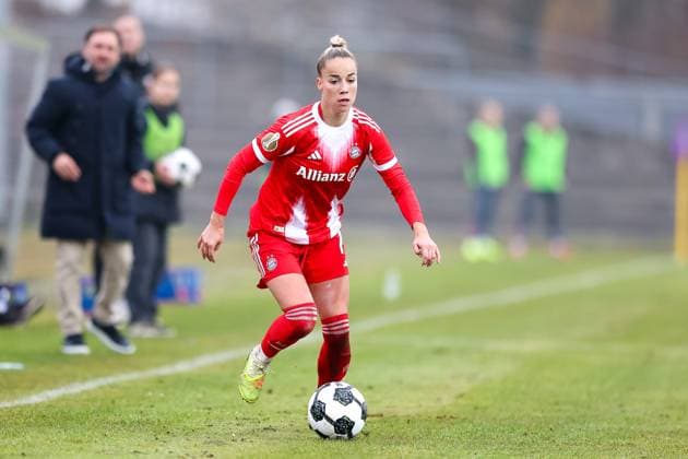 Giulia Gwinn (FC Bayern Muenchen, 07), GER, FC Ingolstadt 04 vs. FC Bayern Muenchen, Fussball, DFB-Pokal Frauen, Achtelfinale, Saison 2025 2026, 16.11.2025, DFB REGULATIONS PROHIBIT ANY USE OF PHOTOGRAPHS AS IMAGE SEQUENCES AND OR QUASI-VIDEO, GER, FC Ingolstadt 04 vs. FC Bayern Muenchen, Fussball, DFB-Pokal Frauen, Achtelfinale, Saison 2025 2026, 16.11.2025 Ingolstadt Copyright: xEibner-Pressefoto JennixMaulx EP_JML