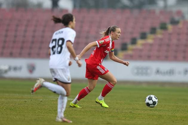 Magdalena Eriksson (FC Bayern Muenchen, 05) mit Annika Koemm (FC Ingolstadt 04, 28), GER, FC Ingolstadt 04 vs. FC Bayern Muenchen, Fussball, DFB-Pokal Frauen, Achtelfinale, Saison 2025 2026, 16.11.2025, DFB REGULATIONS PROHIBIT ANY USE OF PHOTOGRAPHS AS IMAGE SEQUENCES AND OR QUASI-VIDEO, GER, FC Ingolstadt 04 vs. FC Bayern Muenchen, Fussball, DFB-Pokal Frauen, Achtelfinale, Saison 2025 2026, 16.11.2025 Ingolstadt Copyright: xEibner-Pressefoto JennixMaulx EP_JML