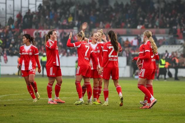 Die Bayern Spielerinnen bejubeln den Sieg, GER, FC Ingolstadt 04 vs. FC Bayern Muenchen, Fussball, DFB-Pokal Frauen, Achtelfinale, Saison 2025 2026, 16.11.2025, DFB REGULATIONS PROHIBIT ANY USE OF PHOTOGRAPHS AS IMAGE SEQUENCES AND OR QUASI-VIDEO, GER, FC Ingolstadt 04 vs. FC Bayern Muenchen, Fussball, DFB-Pokal Frauen, Achtelfinale, Saison 2025 2026, 16.11.2025 Ingolstadt Copyright: xEibner-Pressefoto JennixMaulx EP_JML