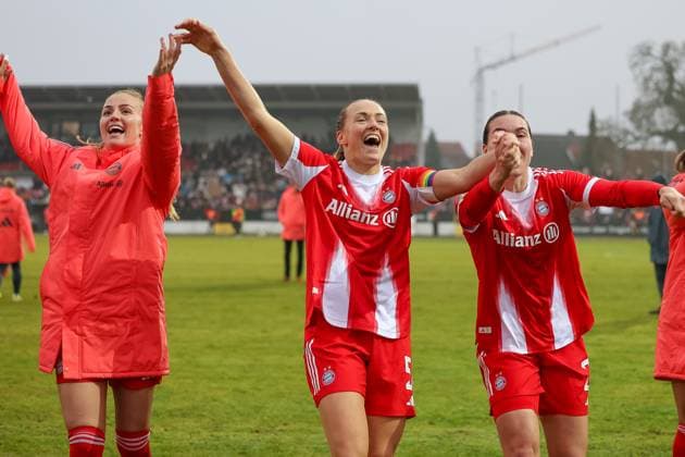 Die Bayern Spielerinnen bejubeln den Sieg, Glodis Perla Viggosdottir (FC Bayern Muenchen, 04) mit Magdalena Eriksson (FC Bayern Muenchen, 05) und Vanessa Gilles (FC Bayern Muenchen, 02), GER, FC Ingolstadt 04 vs. FC Bayern Muenchen, Fussball, DFB-Pokal Frauen, Achtelfinale, Saison 2025 2026, 16.11.2025, DFB REGULATIONS PROHIBIT ANY USE OF PHOTOGRAPHS AS IMAGE SEQUENCES AND OR QUASI-VIDEO, GER, FC Ingolstadt 04 vs. FC Bayern Muenchen, Fussball, DFB-Pokal Frauen, Achtelfinale, Saison 2025 2026, 16.11.2025 Ingolstadt Copyright: xEibner-Pressefoto JennixMaulx EP_JML
