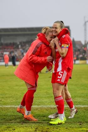 Glodis Perla Viggosdottir (FC Bayern Muenchen, 04) mit Jovana Damnjanovic (FC Bayern Muenchen, 09) und Magdalena Eriksson (FC Bayern Muenchen, 05) gluecklich nach dem Sieg, Jubel, GER, FC Ingolstadt 04 vs. FC Bayern Muenchen, Fussball, DFB-Pokal Frauen, Achtelfinale, Saison 2025 2026, 16.11.2025, DFB REGULATIONS PROHIBIT ANY USE OF PHOTOGRAPHS AS IMAGE SEQUENCES AND OR QUASI-VIDEO, GER, FC Ingolstadt 04 vs. FC Bayern Muenchen, Fussball, DFB-Pokal Frauen, Achtelfinale, Saison 2025 2026, 16.11.2025 Ingolstadt Copyright: xEibner-Pressefoto JennixMaulx EP_JML