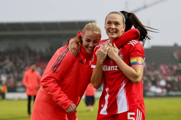 Glodis Perla Viggosdottir (FC Bayern Muenchen, 04) mit Jovana Damnjanovic (FC Bayern Muenchen, 09) und Magdalena Eriksson (FC Bayern Muenchen, 05) gluecklich nach dem Sieg, Jubel, GER, FC Ingolstadt 04 vs. FC Bayern Muenchen, Fussball, DFB-Pokal Frauen, Achtelfinale, Saison 2025 2026, 16.11.2025, DFB REGULATIONS PROHIBIT ANY USE OF PHOTOGRAPHS AS IMAGE SEQUENCES AND OR QUASI-VIDEO, GER, FC Ingolstadt 04 vs. FC Bayern Muenchen, Fussball, DFB-Pokal Frauen, Achtelfinale, Saison 2025 2026, 16.11.2025 Ingolstadt Copyright: xEibner-Pressefoto JennixMaulx EP_JML