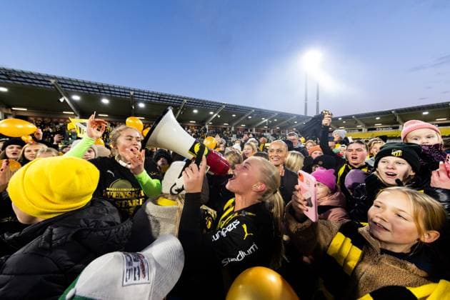 251116 Häckens Matilda NildÃ n jublar efter vinsten av Damallsvenskan och fotbollsmatchen mellan Häcken och Pitea den 16 november 2025 i Göteborg. Copyright: MICHAELxERICHSEN BB251116MI028
