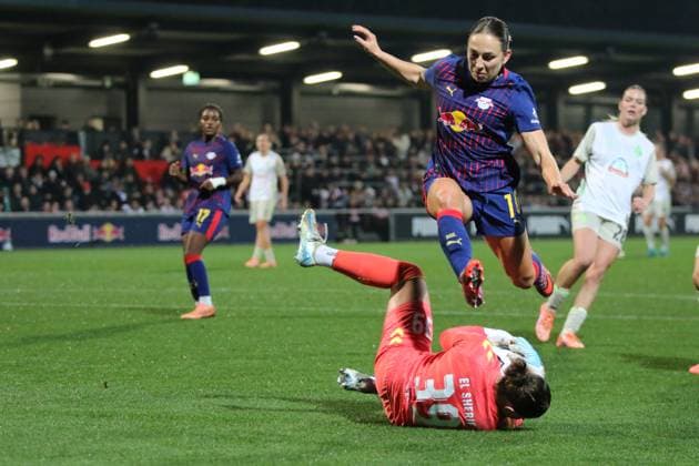 16.11.2025 Fußball Frauen 2025 2026 DFB-Pokal Achtelfinale RB Leipzig - SV Werder Bremen RB Leipzig Fußball-Akademie am Cottaweg Leipzig Mariella El Sherif (Bremen) schnappt sich den Ball vor Gin Chie Leipzig Sachsen Deutschland