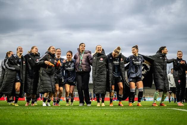 DFB-Pokal Frauen: TSG Hoffenheim - Eintracht Frankfurt; 16.11.2025 Ereleta Memeti (27; Eintracht Frankfurt) mit Geraldine Reuteler (14; Eintracht Frankfurt), Jarne Teulings (9; Eintracht Frankfurt), Laura Freigang (10; Eintracht Frankfurt), Lina Altenburg (12; Eintracht Frankfurt), Nadine Riesen (22; Eintracht Frankfurt), Nina Lührsen (11; Eintracht Frankfurt), Noemi Ivelj (4; Eintracht Frankfurt), Rebecka Blomqvist (28; Eintracht Frankfurt) und Sophia Winkler (1; Eintracht Frankfurt) feiern gemeinsam auf dem Spielfeld DFB-Pokal der Frauen: TSG Hoffenheim gegen Eintracht Frankfurt, im Dietmar-Hopp Stadion in Hoffenheim. Copyright: xBEAUTIFULxSPORTS Gelhardtx