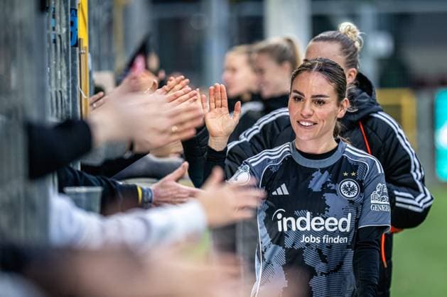 DFB-Pokal Frauen: TSG Hoffenheim - Eintracht Frankfurt; 16.11.2025 Ereleta Memeti (27; Eintracht Frankfurt) begrüßt die Fans mit einem Lächeln und hebt die Hand zum High-Five DFB-Pokal der Frauen: TSG Hoffenheim gegen Eintracht Frankfurt, im Dietmar-Hopp Stadion in Hoffenheim. Copyright: xBEAUTIFULxSPORTS Gelhardtx