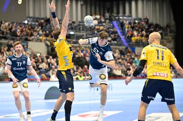 GER, 1.Daikin HBL , BHC06, BHC06 - Rhein-Näcker-Löwen 16.11.. 2025, Düsseldorf, Mitsubishi Electric-Halle , GER, 1.Liqui Moly HBL, 12.Spieltag BHC06 - Rhein-Näcker-Löwen 1.Liqui Moly HBL regulations prohibit any use of photographs as image sequences and or quasi-video im Bild Sören Steinhaus ( Bergischer HC 53 ) gegen Robert Timmermeister ( Rhein-Neckar Löwen 7 ) und rb11.