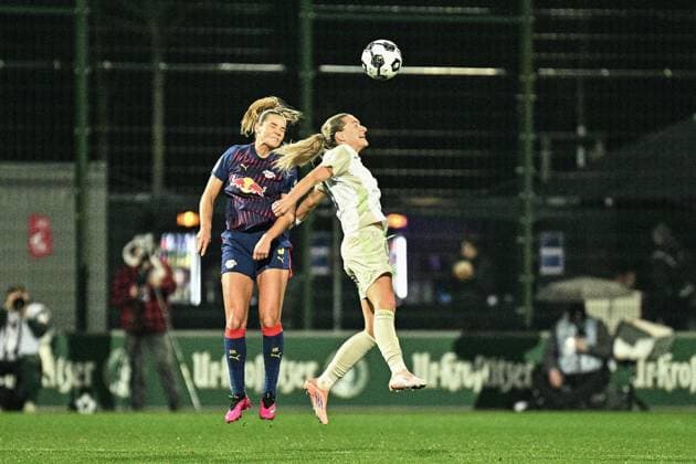 Fußball I Frauen I Saison 2025-2026 I DFB-Pokal I RB Leipzig - SV Werder Bremen I 16.11.2025 Zweikampf in der Luft zwischen Andrea Norheim (3, Rasenballsport Leipzig) und Medina Desic (9, SV Werder Bremen) Leipzig RB Trainingszentrum, Cottaweg 7 Sachsen Deutschland Copyright: xLobeca InesxHähnelx