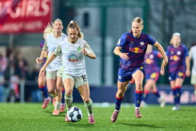 16.11.2025, GER, Frauenfußball, DFB Pokal, Achtelfinale, 2025 2026, RB Leipzig - SV Werder Bremen Michelle Weiß (15, SV Werder Bremen, re.), Emilia Asgeirsdottir (8, RB Leipzig), Zweikampf um Ball, Aktion Leipzig Trainingszentrum der Roten Bulle Sachsen Deutschland