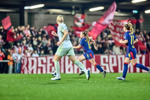 16.11.2025, GER, Frauenfußball, DFB Pokal, Achtelfinale, 2025 2026, RB Leipzig - SV Werder Bremen Lou-Ann Joly (6, RB Leipzig), Aktion, dribbelt, Fans im Hintergrund Leipzig Trainingszentrum der Roten Bulle Sachsen Deutschland