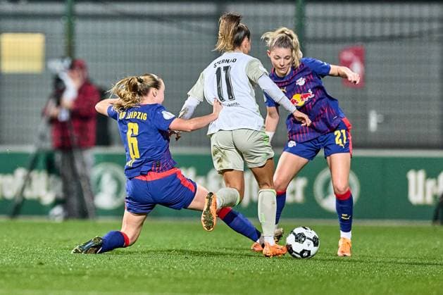 16.11.2025, GER, Frauenfußball, DFB Pokal, Achtelfinale, 2025 2026, RB Leipzig - SV Werder Bremen v.l.n.r.: Lou-Ann Joly (6, RB Leipzig), Maja Sternad (11, SV Werder Bremen), Julia Landenberger (21, RB Leipzig), Aktion, Kampf um Ball Leipzig Trainingszentrum der Roten Bulle Sachsen Deutschland