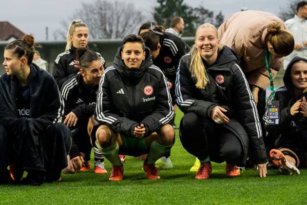 Mannschaft von Eintracht Frankfurt feiert mit den Fans, v.l. Lina Altenburg (Eintracht Frankfurt, 12), Janne Krumme (Eintracht Frankfurt, 21), GER, TSG 1899 Hoffenheim vs. Eintracht Frankfurt, Fussball, DFB-Pokal der Frauen, Achtelfinale, Saison 2025 2026, 16.11.2025, DFB REGULATIONS PROHIBIT ANY USE OF PHOTOGRAPHS AS IMAGE SEQUENCES AND OR QUASI-VIDEO, GER, TSG 1899 Hoffenheim vs. Eintracht Frankfurt, Fussball, DFB-Pokal der Frauen, Achtelfinale, Saison 2025 2026, 16.11.2025 Sinsheim-Hoffenheim Copyright: xEibner-Pressefoto Jan-NiclasxGrox EP_JGG