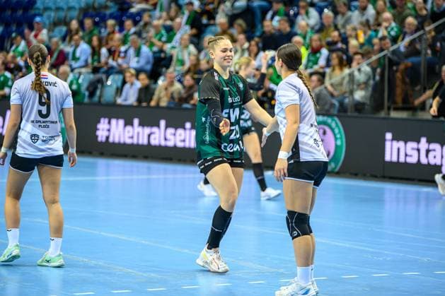Handball Frauen EHF European League Women Qualifikationsrunde 3 Saison 2025 2026 HC Dalmatinka Ploce vs. VfL Oldenburg 16.11.2025 Ariane Pfundstein (20, VfL Oldenburg) klatscht mit ihrer Gegenspielerin ab