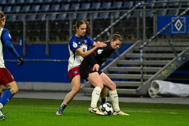 Fußball I Frauen I Saison 2025-2026 I DFB-Pokal I Achtelfinale I Hamburger SV - Bayer 04 Leverkusen I 16.11.2025 Leni Marie Eggert (29, Hamburger SV) Claudia Wenger (5, Bayer 04 Leverkusen) Hamburg Volksparkstadion Hamburg Deutschland Copyright: xLobeca FelixxSchlikisx
