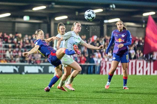 16.11.2025, GER, Frauenfußball, DFB Pokal, Achtelfinale, 2025 2026, RB Leipzig - SV Werder Bremen Gina Chmielinski (10, RB Leipzig), Aktion, wehrt Ball ab Leipzig Trainingszentrum der Roten Bulle Sachsen Deutschland
