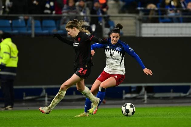 Fußball I Frauen I Saison 2025-2026 I DFB-Pokal I Achtelfinale I Hamburger SV - Bayer 04 Leverkusen I 16.11.2025 Lilla Turanyi (24, Bayer 04 Leverkusen) Vildan Kardesler (7, Hamburger SV) Hamburg Volksparkstadion Hamburg Deutschland Copyright: xLobeca FelixxSchlikisx