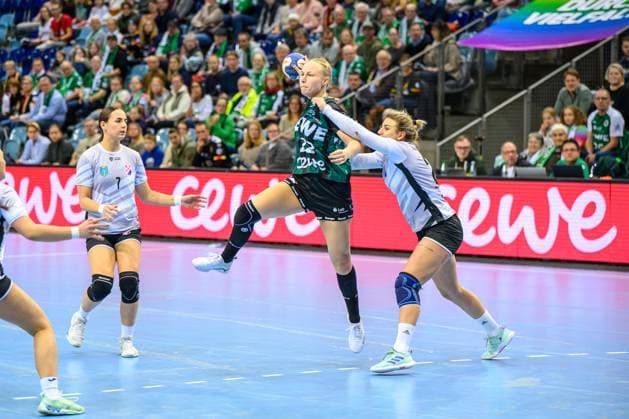Handball Frauen EHF European League Women Qualifikationsrunde 3 Saison 2025 2026 HC Dalmatinka Ploce vs. VfL Oldenburg 16.11.2025 Lotta Röpcke (22, VfL Oldenburg) im Zweikampf, Duell, Action