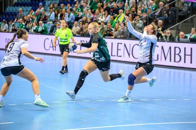 Handball Frauen EHF European League Women Qualifikationsrunde 3 Saison 2025 2026 HC Dalmatinka Ploce vs. VfL Oldenburg 16.11.2025 Lotta Röpcke (22, VfL Oldenburg) im Antritt, Power