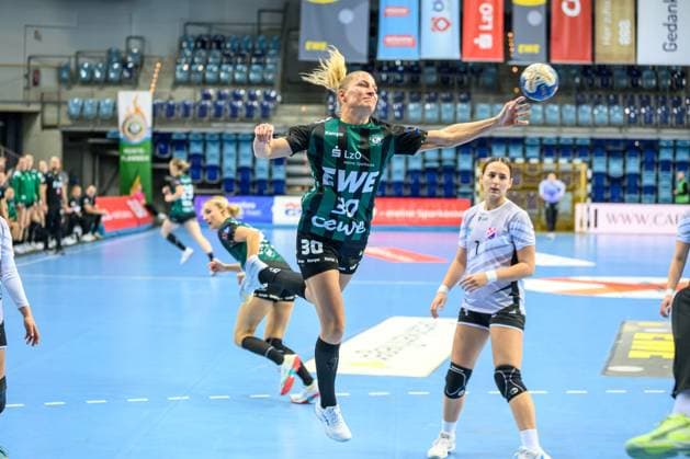 Handball Frauen EHF European League Women Qualifikationsrunde 3 Saison 2025 2026 HC Dalmatinka Ploce vs. VfL Oldenburg 16.11.2025 Jenny Behrend (30, VfL Oldenburg) im Sprung, beim Wurf