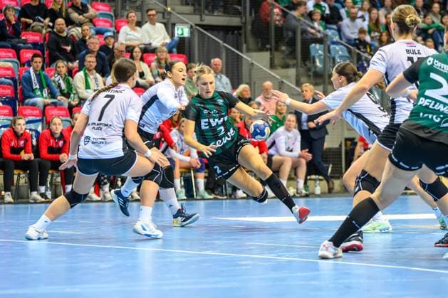 Handball Frauen EHF European League Women Qualifikationsrunde 3 Saison 2025 2026 HC Dalmatinka Ploce vs. VfL Oldenburg 16.11.2025 Lisa Borutta (2, VfL Oldenburg) im Zweikampf, Duell