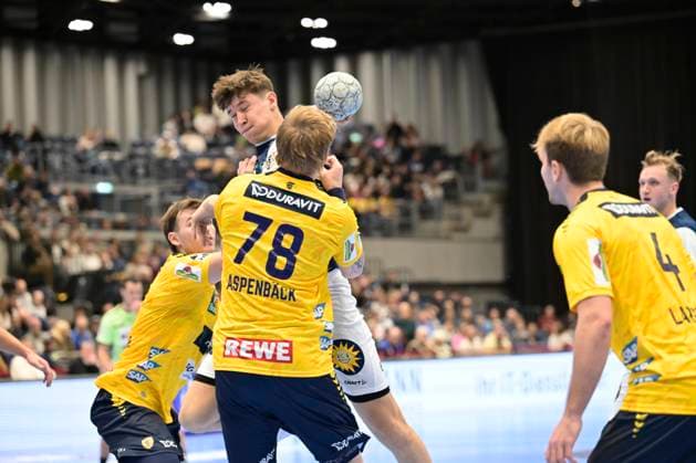 GER, 1.Daikin HBL , BHC06, BHC06 - Rhein-Näcker-Löwen 16.11.. 2025, Düsseldorf, Mitsubishi Electric-Halle , GER, 1.Liqui Moly HBL, 12.Spieltag BHC06 - Rhein-Näcker-Löwen 1.Liqui Moly HBL regulations prohibit any use of photographs as image sequences and or quasi-video im Bild Sören Steinhaus ( Bergischer HC 53 ) gegen Edwin Aspenbäck ( Rhein-Neckar Löwen 78 ).