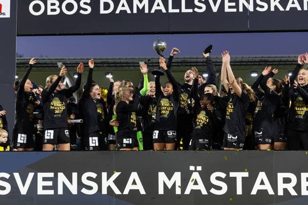 251116 Häcken jublar med Kronprinsessan Victorias pokal efter vinsten av Damallsvenskan och fotbollsmatchen mellan Häcken och Pitea den 16 november 2025 i Göteborg. Copyright: MICHAELxERICHSEN BB251116MI040