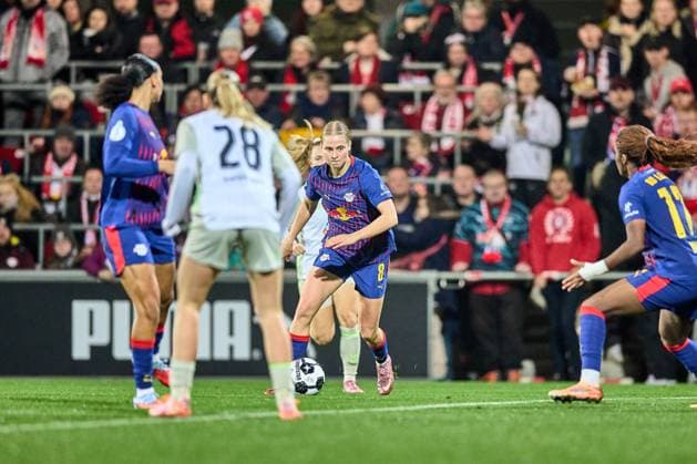 16.11.2025, GER, Frauenfußball, DFB Pokal, Achtelfinale, 2025 2026, RB Leipzig - SV Werder Bremen Emilia Asgeirsdottir (8, RB Leipzig), Aktion, dribbelt Richtung Tor Leipzig Trainingszentrum der Roten Bulle Sachsen Deutschland