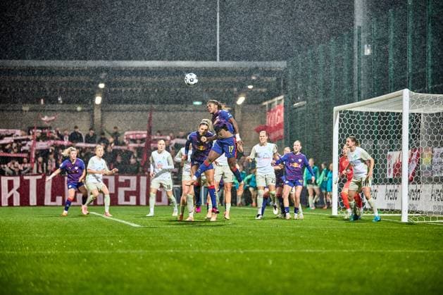 16.11.2025, GER, Frauenfußball, DFB Pokal, Achtelfinale, 2025 2026, RB Leipzig - SV Werder Bremen opfballduell im Strafraum, Delice Boboy (17, RB Leipzig) steigt hoch Leipzig Trainingszentrum der Roten Bulle Sachsen Deutschland