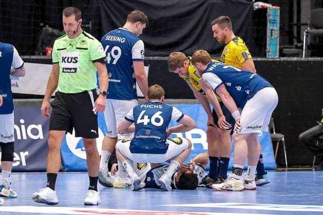 16.11.2025, Handball, HBL, Bergischer HC - Rhein-Neckar Löwen, Mitsubishi Electric HALLE Düsseldorf: Eloy Morante Maldonado (BHC 33) muss verletzt das Spielfeld verlassen. liegt verletzt neben Julian Fuchs (BHC 46) Aron Seesing (BHC 49) auf dem Boden Nordrhein-Westfalen Deutschland