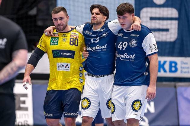 16.11.2025, Handball, HBL, Bergischer HC - Rhein-Neckar Löwen, Mitsubishi Electric HALLE Düsseldorf: Eloy Morante Maldonado (BHC 33) muss verletzt das Spielfeld verlassen und wird von Jannik Kohlbacher (Rhein-Neckar Löwen 80) und Aron Seesing (BHC 49) gestützt Nordrhein-Westfalen Deutschland
