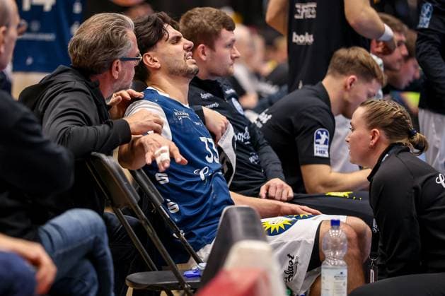 16.11.2025, Handball, HBL, Bergischer HC - Rhein-Neckar Löwen, Mitsubishi Electric HALLE Düsseldorf: Eloy Morante Maldonado (BHC 33) muss verletzt das Spielfeld verlassen. Nordrhein-Westfalen Deutschland