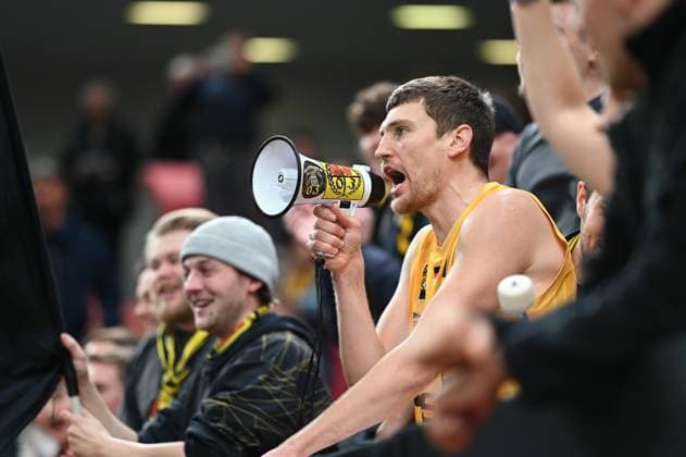 Till Joenke (Tigers Tuebingen, 26) feiert mit den Fans in der Fankurve GER, Tigers Tuebingen vs. Gartenzaun24 Baskets Paderborn, Basketball, Herren, Pro A, 2. Barmer Basketball Bundesliga, Saison 2025 2026, 16.11.2025 GER, Tigers Tuebingen vs. Gartenzaun24 Baskets Paderborn, Basketball, Herren, Pro A, 2. Barmer Basketball Bundesliga, Saison 2025 2026, 16.11.2025 Tuebingen Copyright: xEibner-Pressefoto NicolasxWoernx EP_NWN