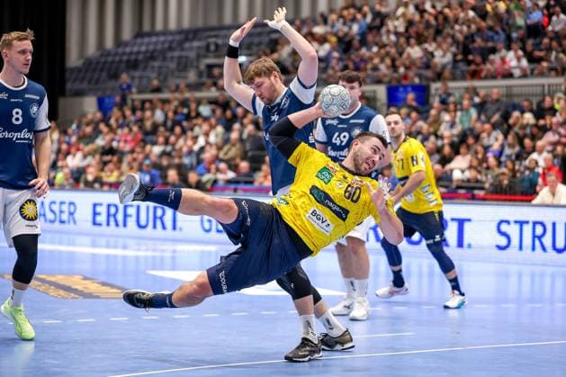 16.11.2025, Handball, HBL, Bergischer HC - Rhein-Neckar Löwen, Mitsubishi Electric HALLE Düsseldorf: Jannik Kohlbacher (Rhein-Neckar Löwen 80) wirft den Ball auf das Tor Nordrhein-Westfalen Deutschland