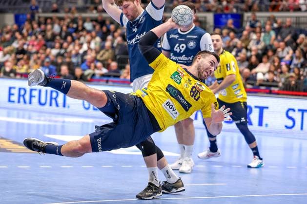 16.11.2025, Handball, HBL, Bergischer HC - Rhein-Neckar Löwen, Mitsubishi Electric HALLE Düsseldorf: Jannik Kohlbacher (Rhein-Neckar Löwen 80) wirft den Ball auf das Tor Nordrhein-Westfalen Deutschland