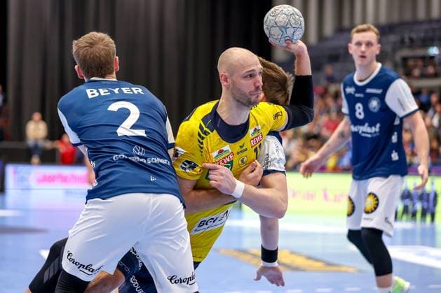 16.11.2025, Handball, HBL, Bergischer HC - Rhein-Neckar Löwen, Mitsubishi Electric HALLE Düsseldorf: Noah Beyer (BHC 02) im Zweikampf gegen Lukas Sandell (Rhein-Neckar Löwen 11) Nordrhein-Westfalen Deutschland