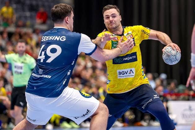 16.11.2025, Handball, HBL, Bergischer HC - Rhein-Neckar Löwen, Mitsubishi Electric HALLE Düsseldorf: Sebastian Heymann (Rhein-Neckar Löwen 13) im Zweikampf gegen Aron Seesing (BHC 49) Nordrhein-Westfalen Deutschland