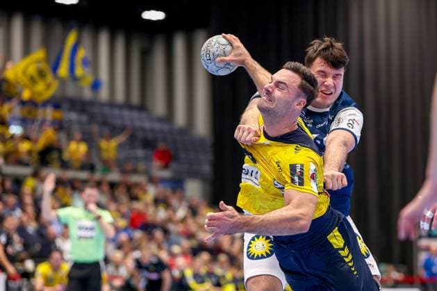 16.11.2025, Handball, HBL, Bergischer HC - Rhein-Neckar Löwen, Mitsubishi Electric HALLE Düsseldorf: Sebastian Heymann (Rhein-Neckar Löwen 13) im Zweikampf gegen Aron Seesing (BHC 49) Nordrhein-Westfalen Deutschland